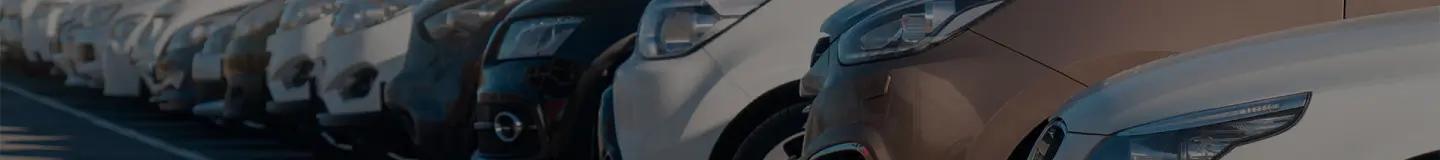 Imagem ilustrativa de carros estacionados